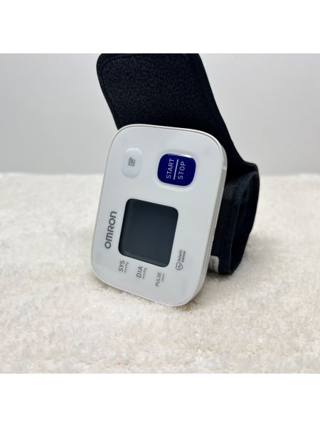 Ciśnieniomierz elektroniczny Omron RS1 HEM-6160-E na nadgarstek